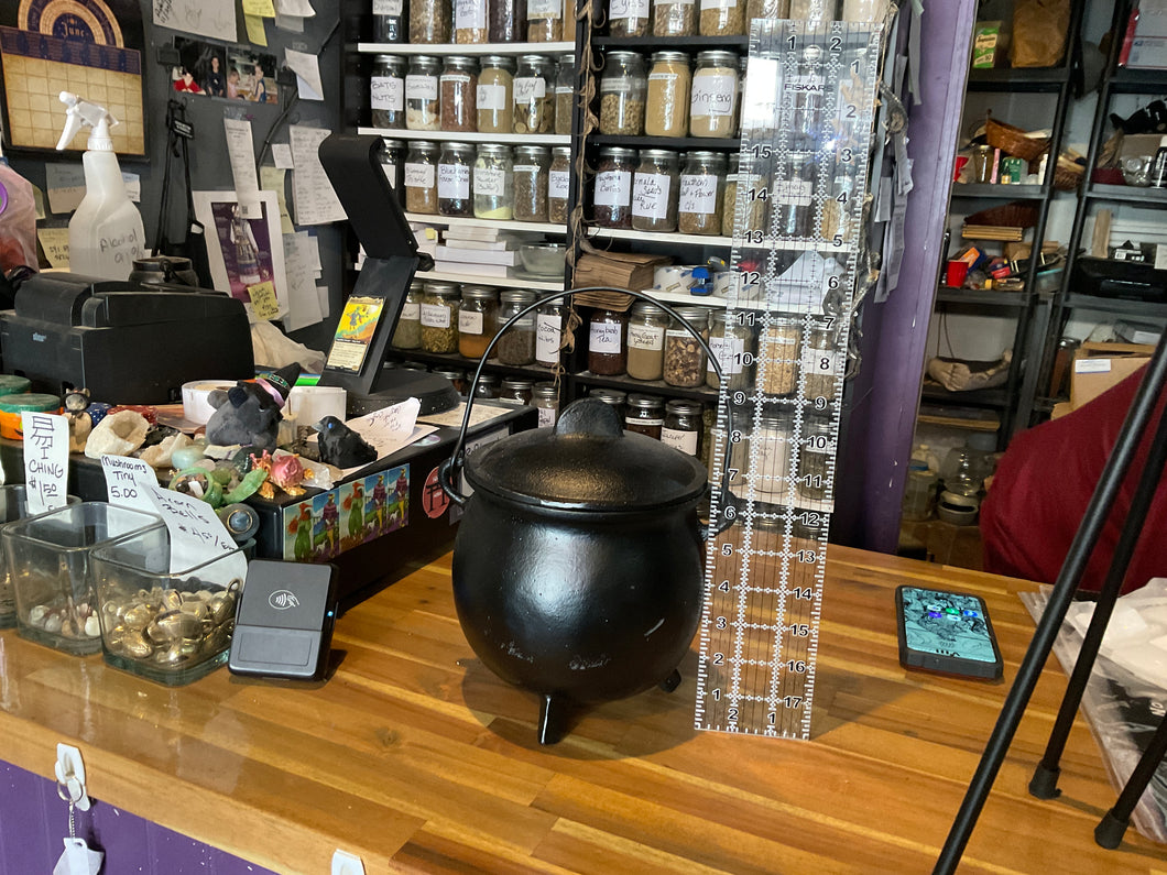 8” Cast Iron Cauldron W/Lid